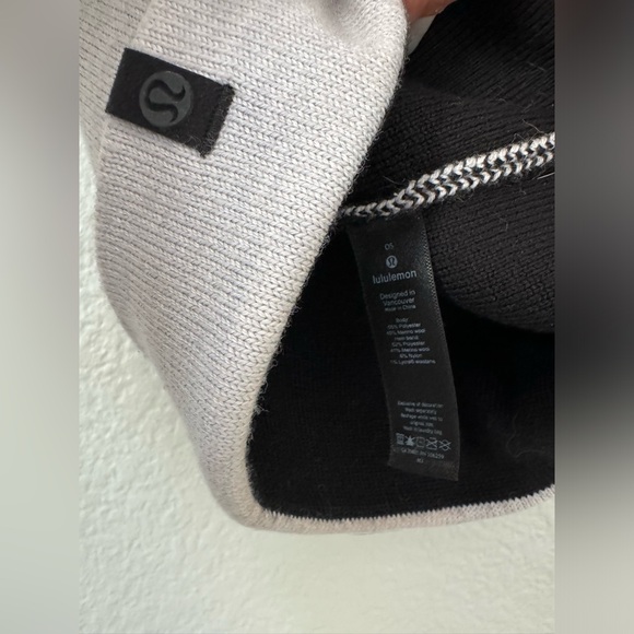 Lululemon Alpine Air Men’s Beanie Heathered Core Ultra Light Gray and Black - Picture 4 of 4